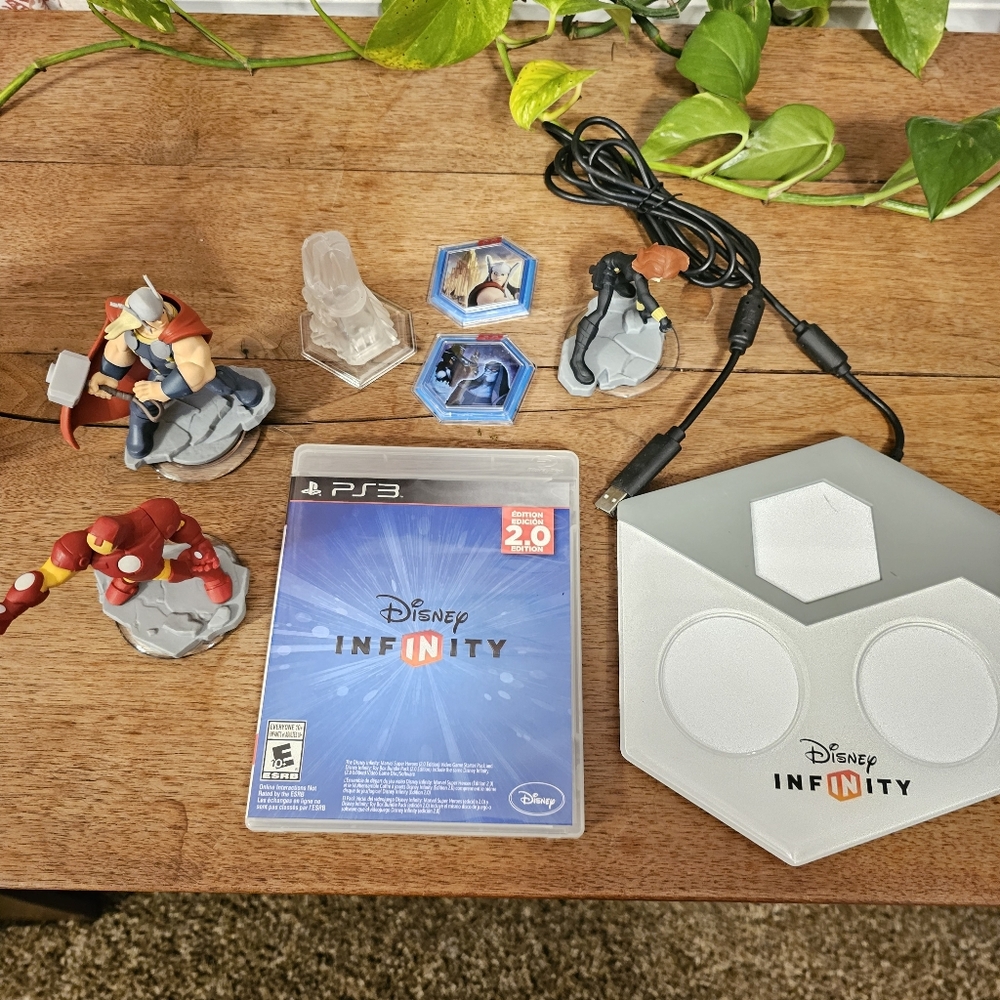 Disney Infinity 2.0 Bundle PlayStation 3 figurines and dock Iron Man Thor Widow